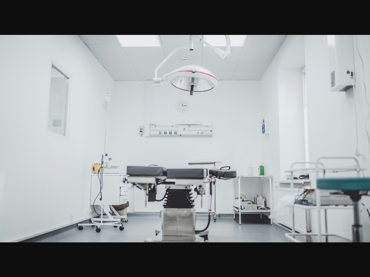 photo 1551076805 e1869033e561cropentropycstinysrgbfitmaxfmjpgixidMnwxNDA1NTd8MHwxfHNlYXJjaHw2MHx8ZGVudGlzdHxlbnwxfDB8fHwxNjY5NDg3NjE2ixlibrb 4.0.3q80w1080